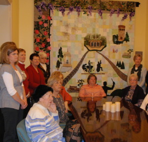 Members of Longwood Garden’s volunteer quilting group listen to the rave reviews the quilts have garnered at the Brandywine Valley Tourism Information Center. Behind them is a quilt inspired by Longwood’s sounds.